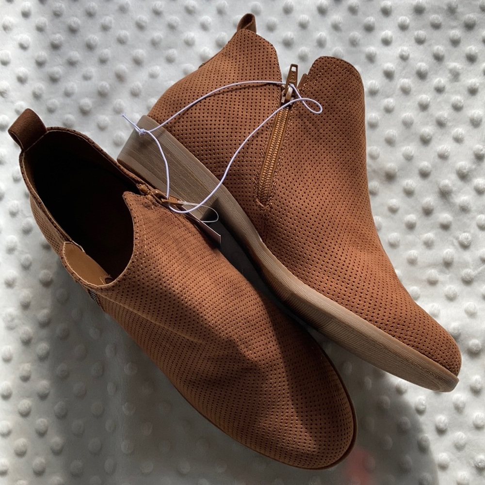 NWT universal thread brown booties size 11